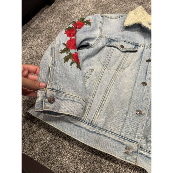 Levi’s Embroidered Rose Sherpa Ex-Boyfriend Denim Jacket Lined Floral Large - Picture 7 of 10